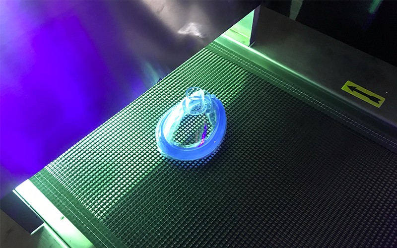 醫(yī)用口罩uv點膠粘貼LED uv固光固化設備.jpg 醫(yī)用口罩uv點膠粘貼LED uv固光固化設備.jpg